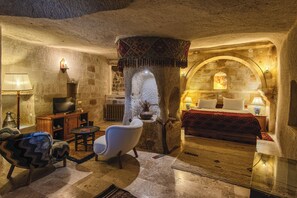 Deluxe Suite | 1 bedroom, premium bedding, Select Comfort beds, minibar