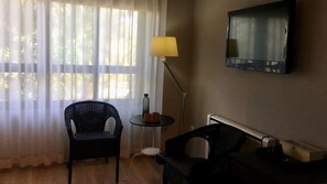 Habitación triple superior, varias camas | Ropa de cama hipoalergénica, edredones de plumas, minibar y escritorio