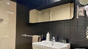 Douche, douche à « effet pluie », articles de toilette gratuits