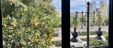 Hypoallergeen beddengoed, donzen dekbedden, een minibar, een bureau