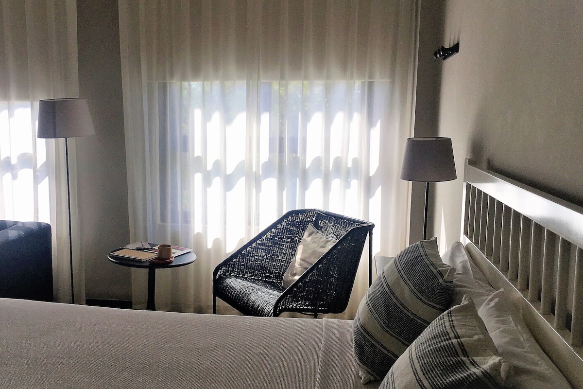 Superior Double Room, 1 Queen Bed, Private Bathroom | Hypo-allergenic bedding, down comforters, minibar, desk