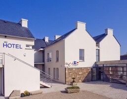 A hotel with a sign reading "HOTEL" and "Vent Droite." It features a stone wall, a staircase, and a gravel courtyard.