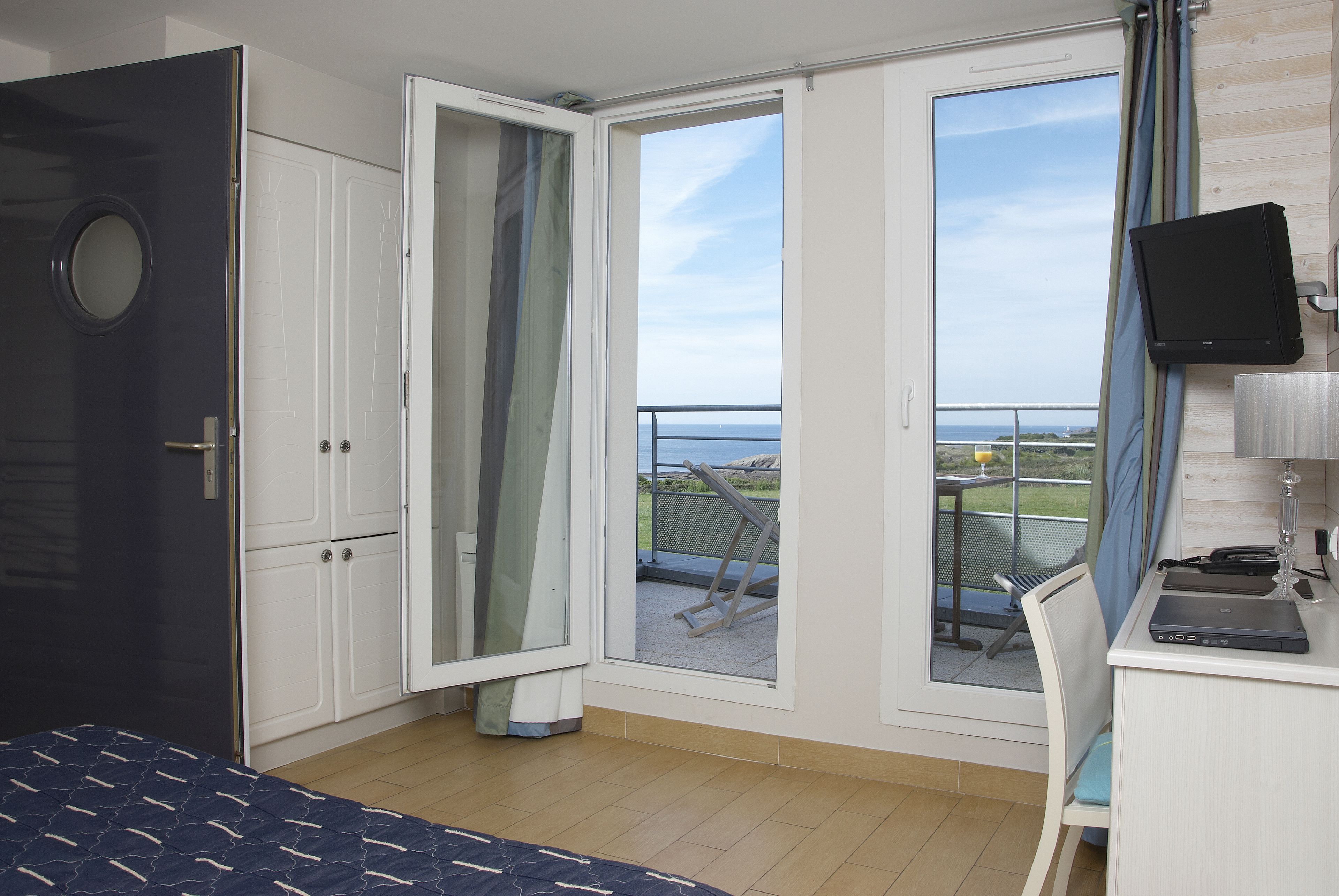 double room (ouessant) | desk, rollaway beds, free wifi, bed sheets