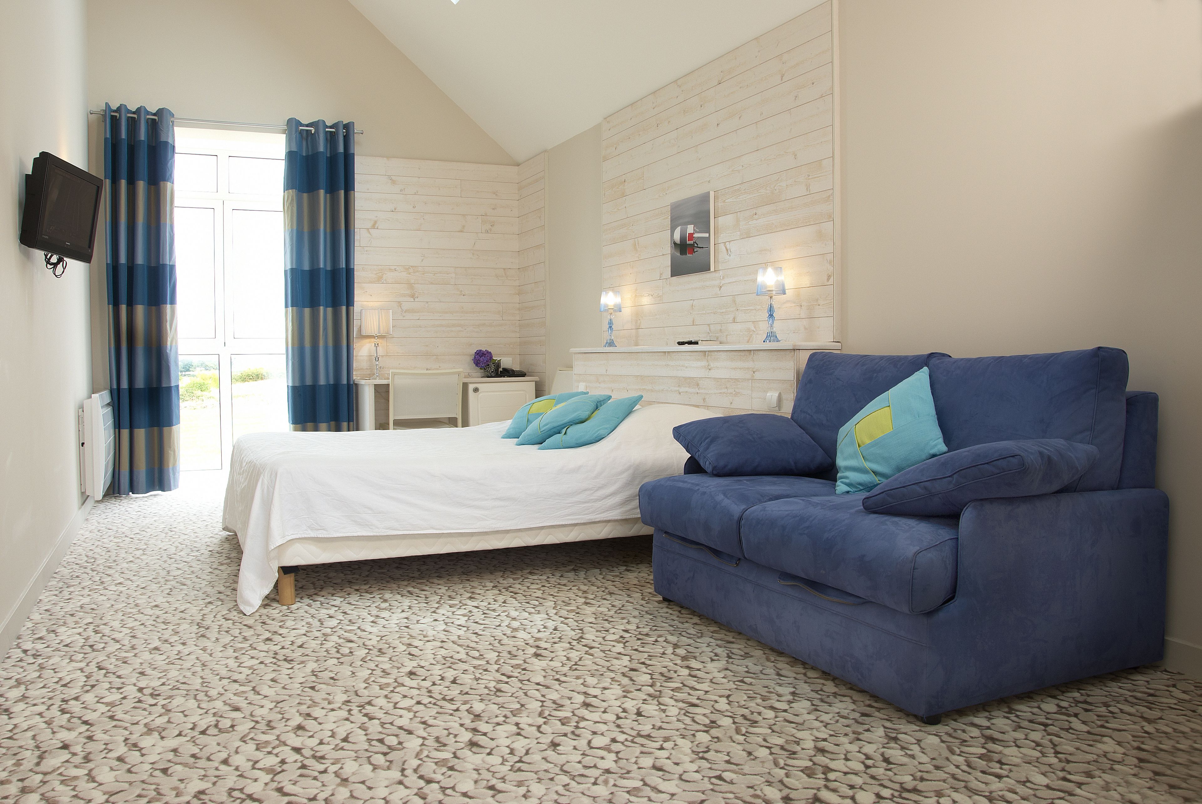 quadruple room (ouessant) | desk, rollaway beds, free wifi, bed sheets