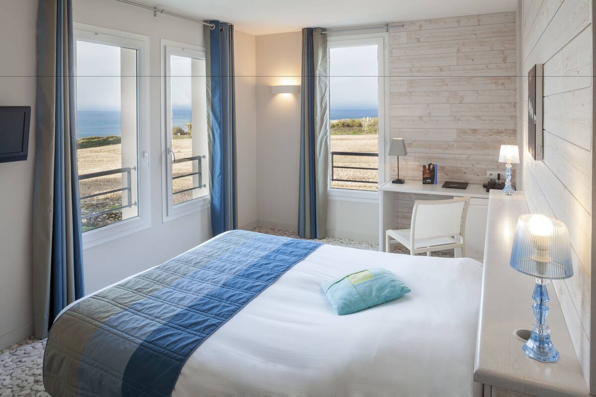 double room (ouessant) | desk, rollaway beds, free wifi, bed sheets