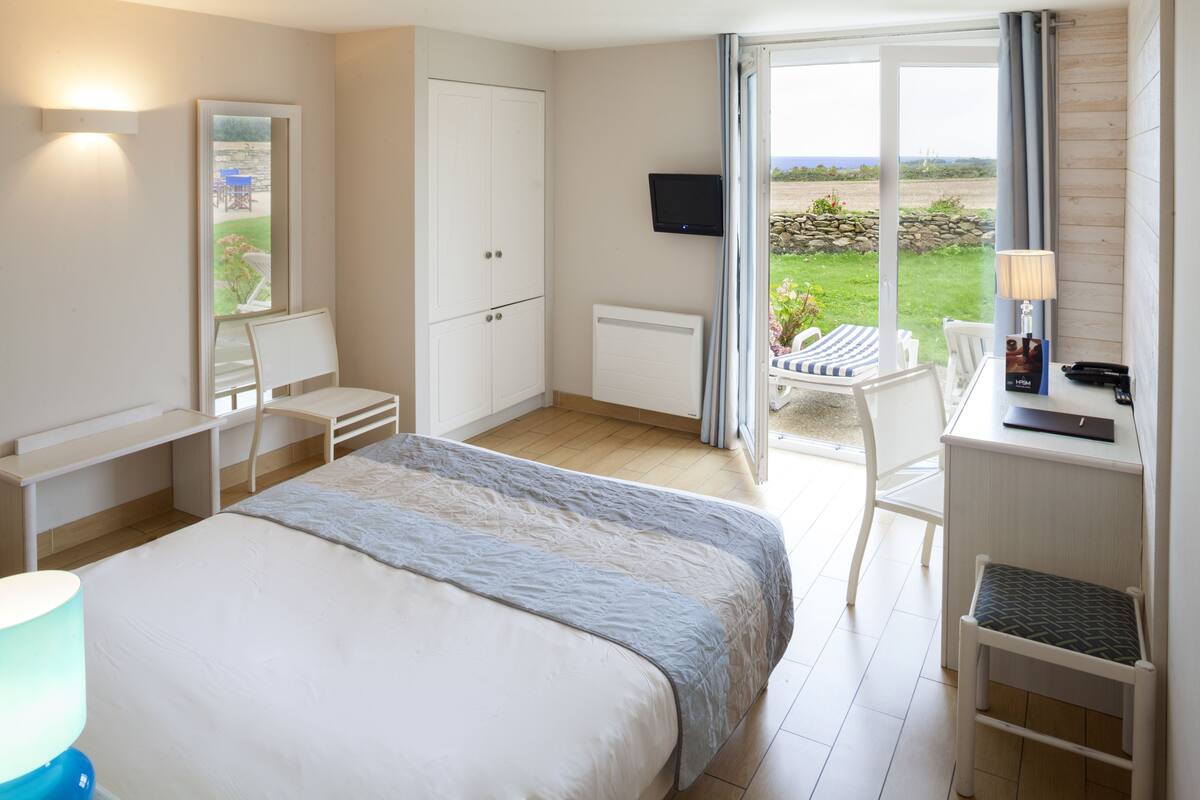 double room (molene) | desk, rollaway beds, free wifi, bed sheets