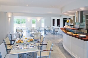 Desayuno buffet todos los días (con cargo)