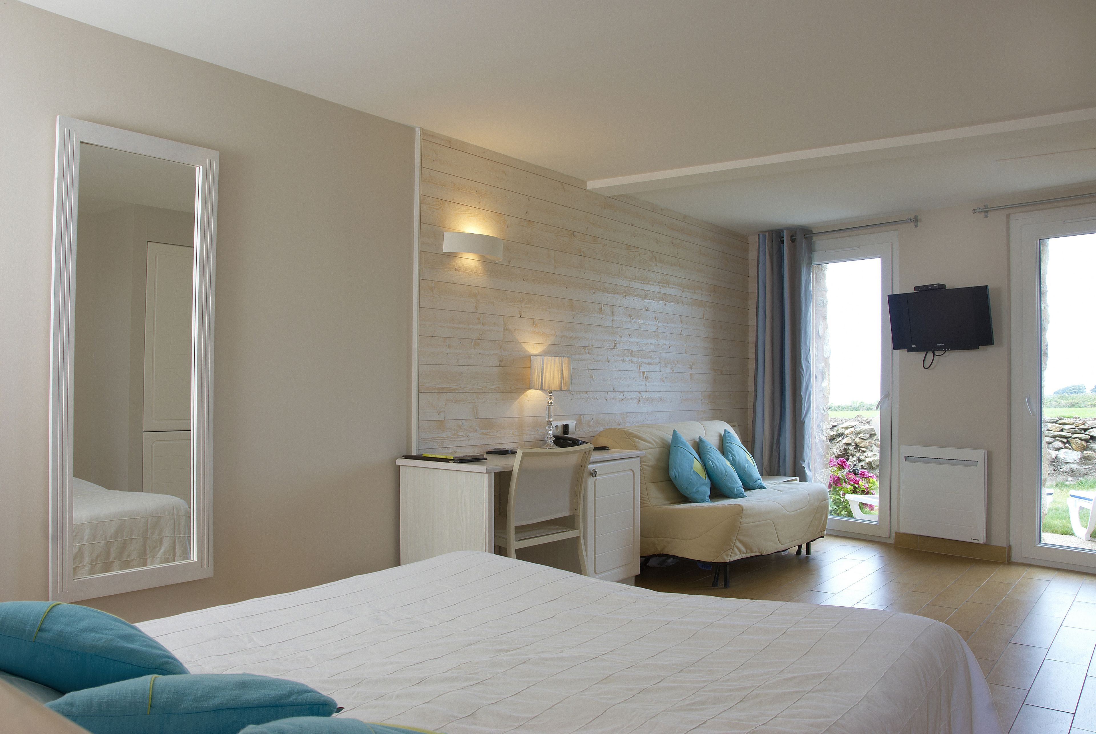 quadruple room (ouessant) | desk, rollaway beds, free wifi, bed sheets