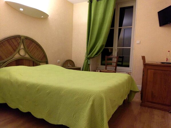 Double Room | Desk, soundproofing, free WiFi, bed sheets - Logis de L'Europe (Corbigny)