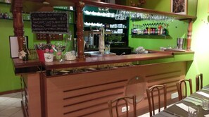 Bar (on property) - Logis de L'Europe (Corbigny)