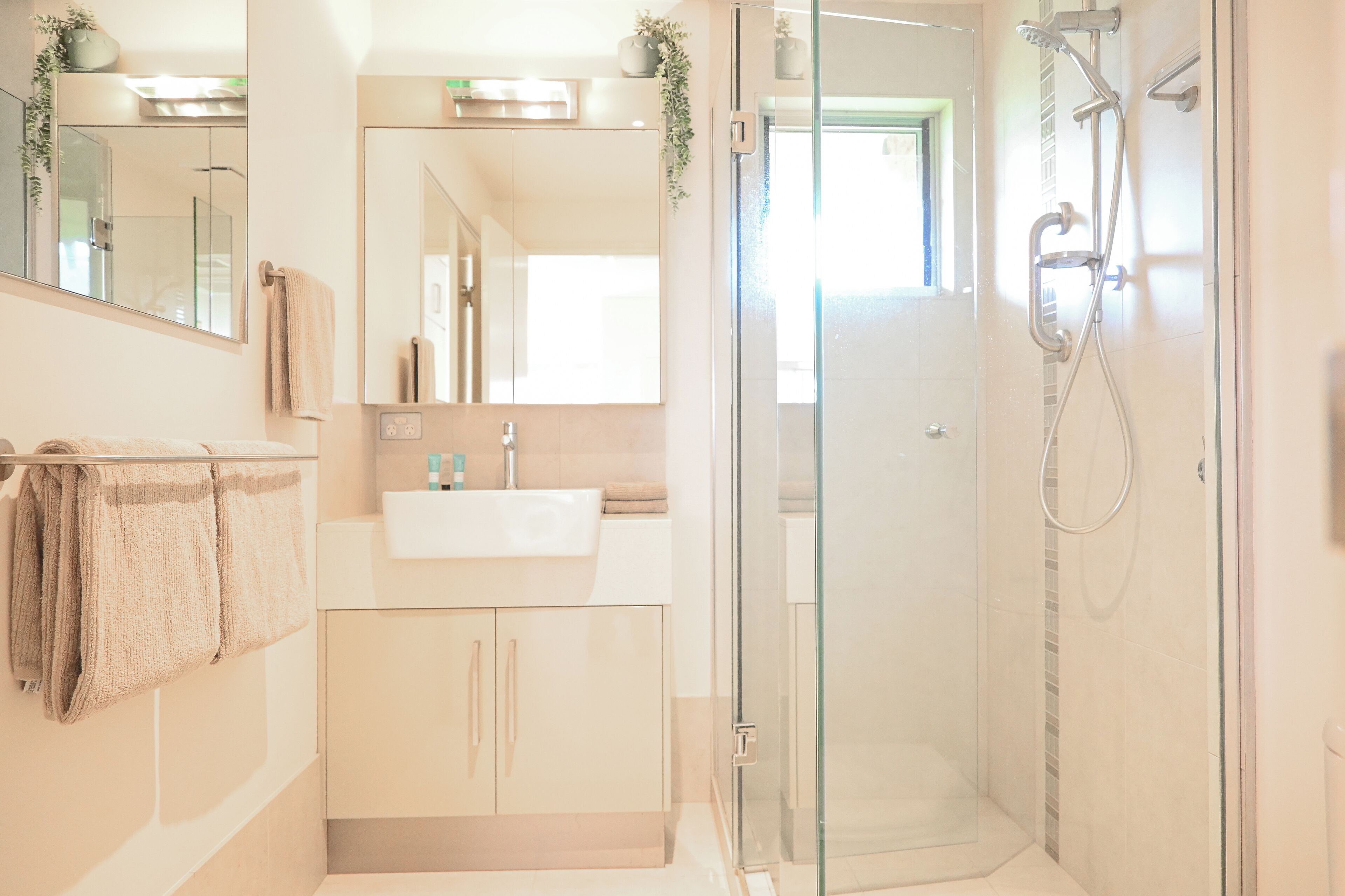 Pacific Penthouse | Bathroom | Shower, free toiletries, hair dryer, towels