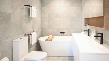 Ducha, artículos de tocador gratuitos, secador de pelo, toallas