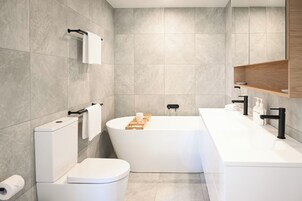 Casa adosada Deluxe | Baño | Ducha, artículos de higiene personal gratuitos y secador de pelo