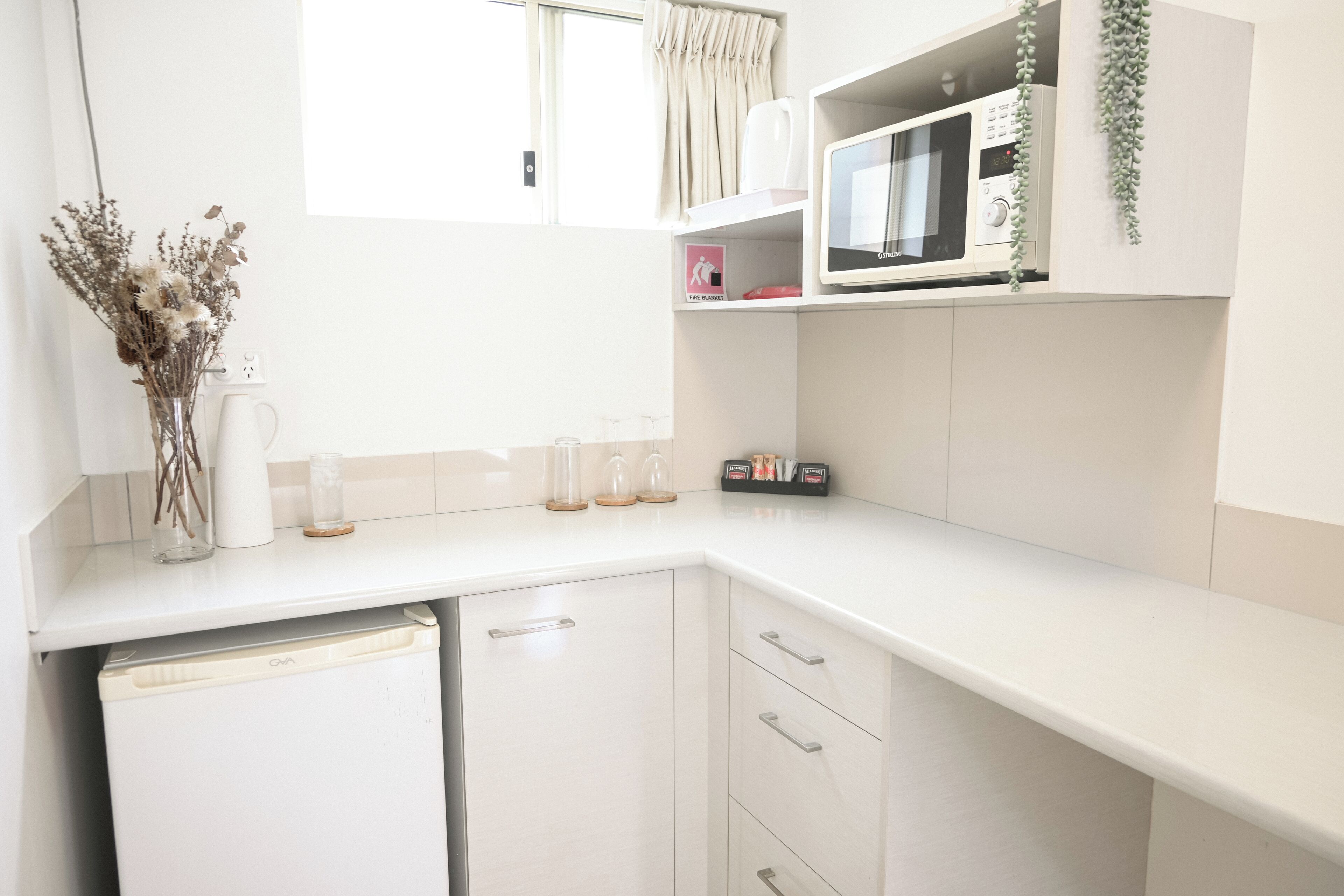 Réfrigérateur, micro-ondes, cafetière/bouilloire, bouilloire électrique