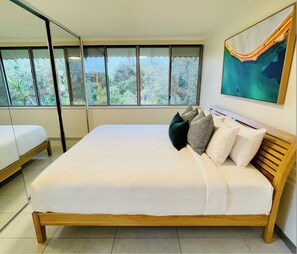 Pacific Penthouse | 2 bedrooms, iron/ironing board, free WiFi, bed sheets - Bay Motel (Byron Bay)