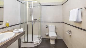 Habitación doble Deluxe | Baño | Regadera, amenidades de baño de diseñador, secadora de cabello, toallas