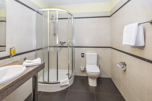 Deluxe Double Room | Bathroom | Shower, designer toiletries, hair dryer, towels - Business Hotel Vega (Wroclaw)