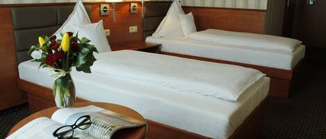 双床房 | 客房内保险箱、办公桌、熨斗/熨板、折叠床/加床(额外收费)