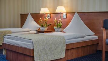 Zweibettzimmer | Zimmersafe, Schreibtisch, Bügeleisen/Bügelbrett, Zustellbetten