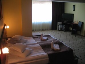 1 chambre, lit avec matelas à plateau-coussin, minibar, coffre-fort