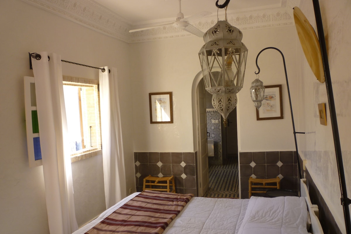 Ropa de cama de alta calidad, cubrecamas y escritorio 