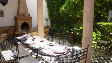 Se sirven desayunos, comidas, cenas y cocina marroquí