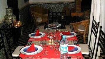 Petit déjeuner, déjeuner et dîner servis sur place