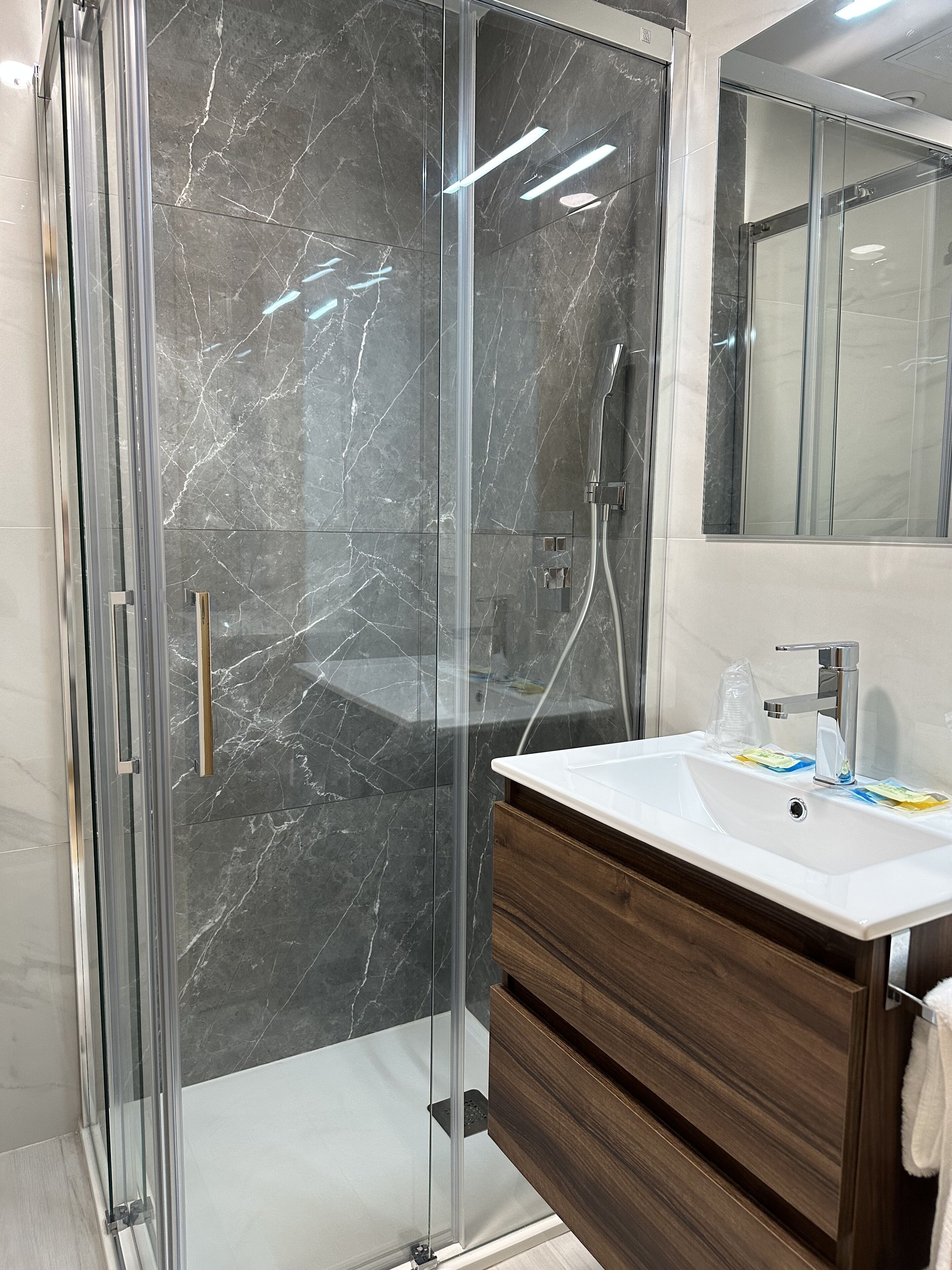 comfort studio suite | bathroom | free toiletries, hair dryer, towels