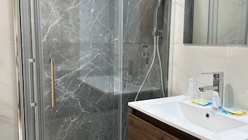 Suite estudio Confort | Baño | Artículos de higiene personal gratuitos, secador de pelo y toallas