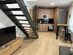 舒适复式 | 起居区 | 22-英寸等离子电视 （配备数码频道）、电视
