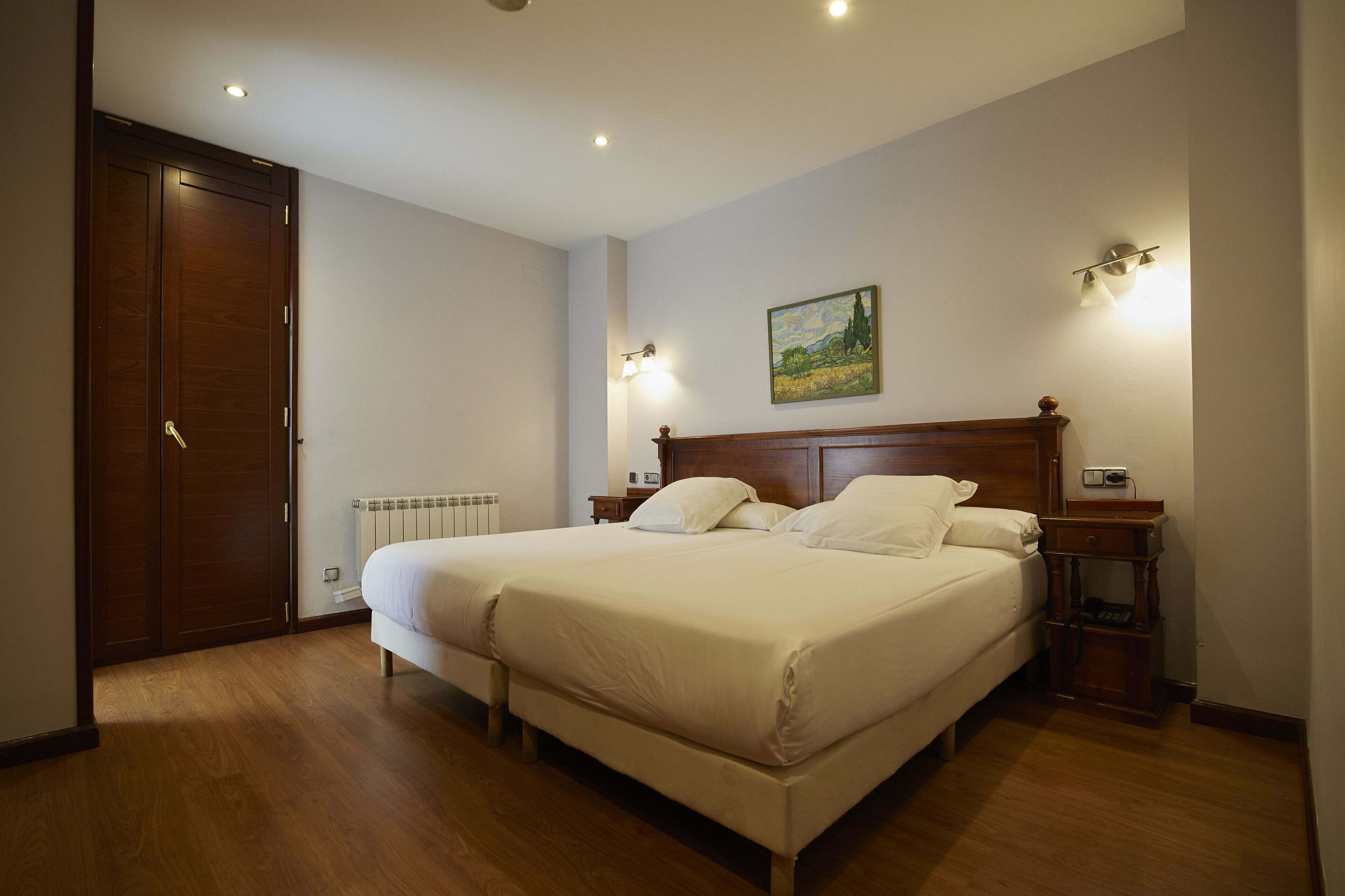 クラシック ツインルーム | セレクト コンフォート製ベッド、ミニバー、セーフティボックス (室内)、デスク