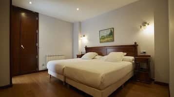Classic Twin Room | Select Comfort beds, minibar, in-room safe, desk