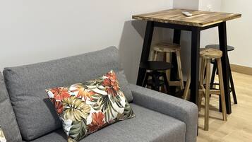 Comfort appartement | Woonruimte | Een 22-inch plasmatelevisie met digitale zenders en een televisie