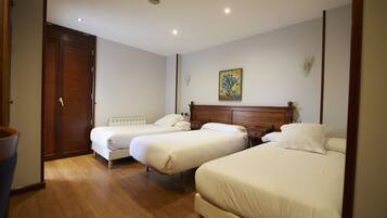 Standaard driepersoonskamer | 1 slaapkamer, Select Comfort-bedden, een minibar, een kluis op de kamer