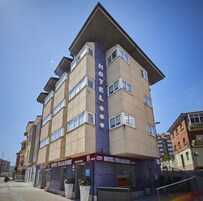 Um hotel de vários andares com uma placa bem visível para