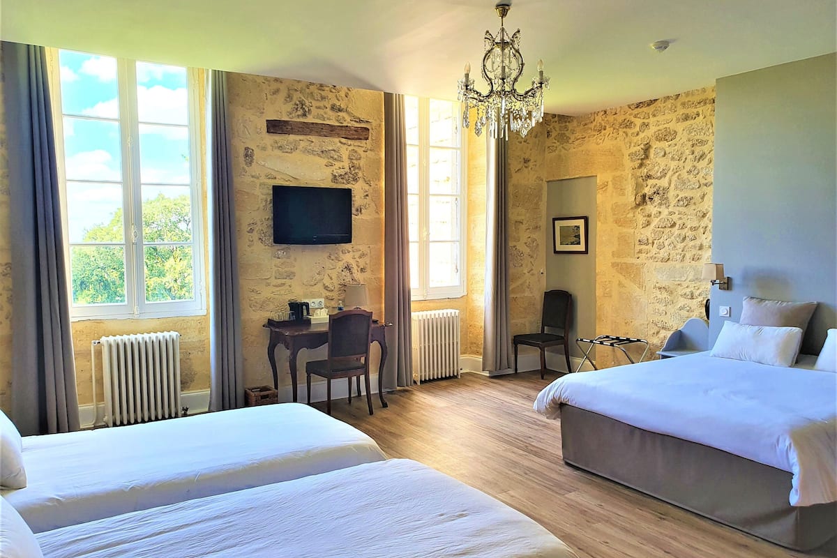 quadruple room | desk, free wifi, bed sheets