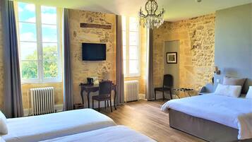 Værelse til 4 personer | Skrivebord, gratis Wi-Fi, sengetøj