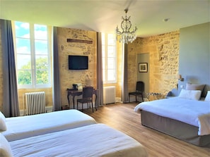 Quadruple Room | Desk, free WiFi, bed sheets