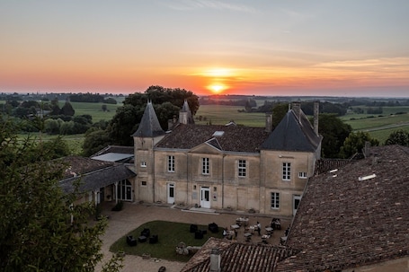 Front of property. Château Fleur de Roques