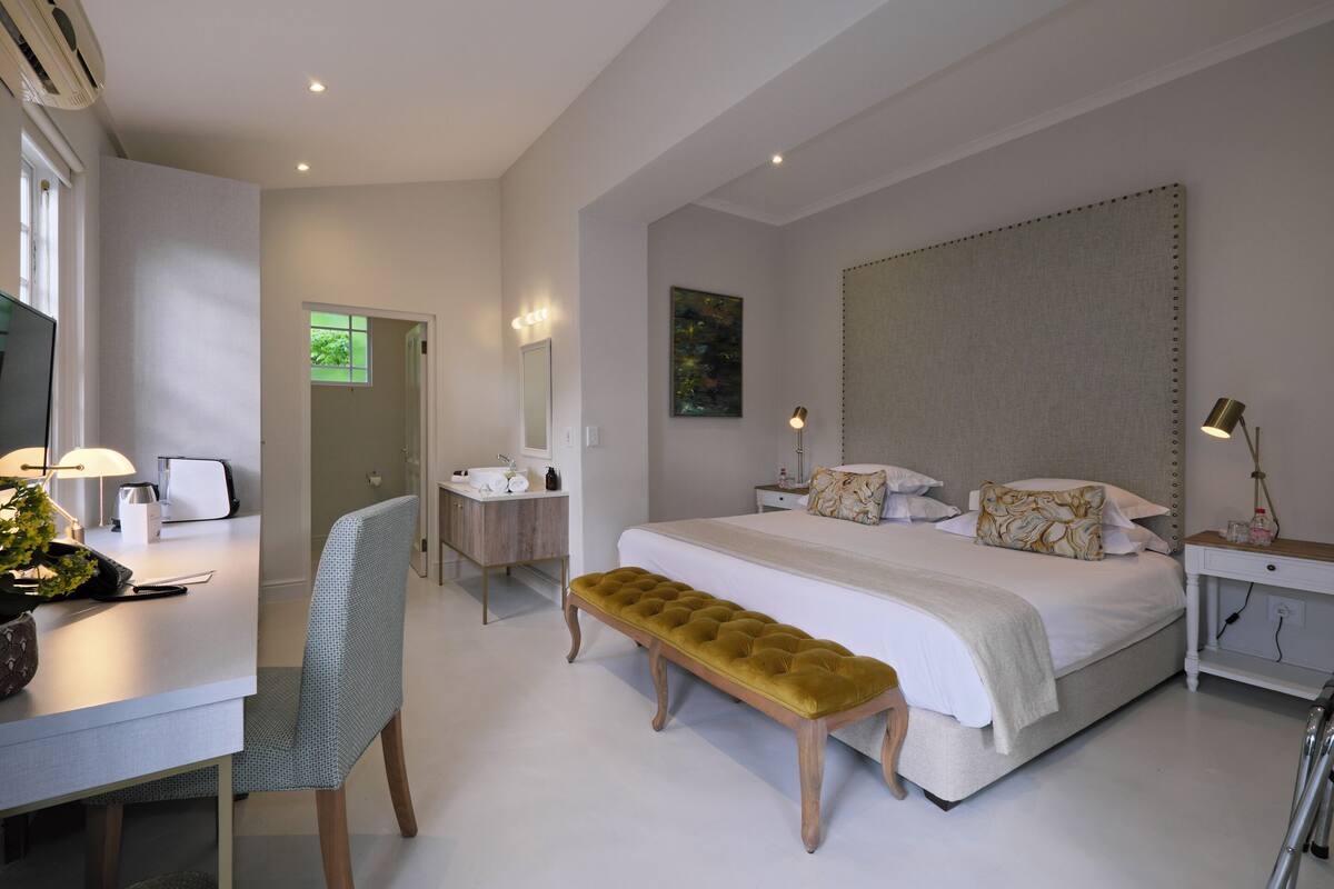 Phòng Deluxe | Bộ đồ giường cao cấp, két bảo mật tại phòng, bàn 