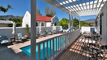 Außenpool, Sonnenschirme, Liegestühle