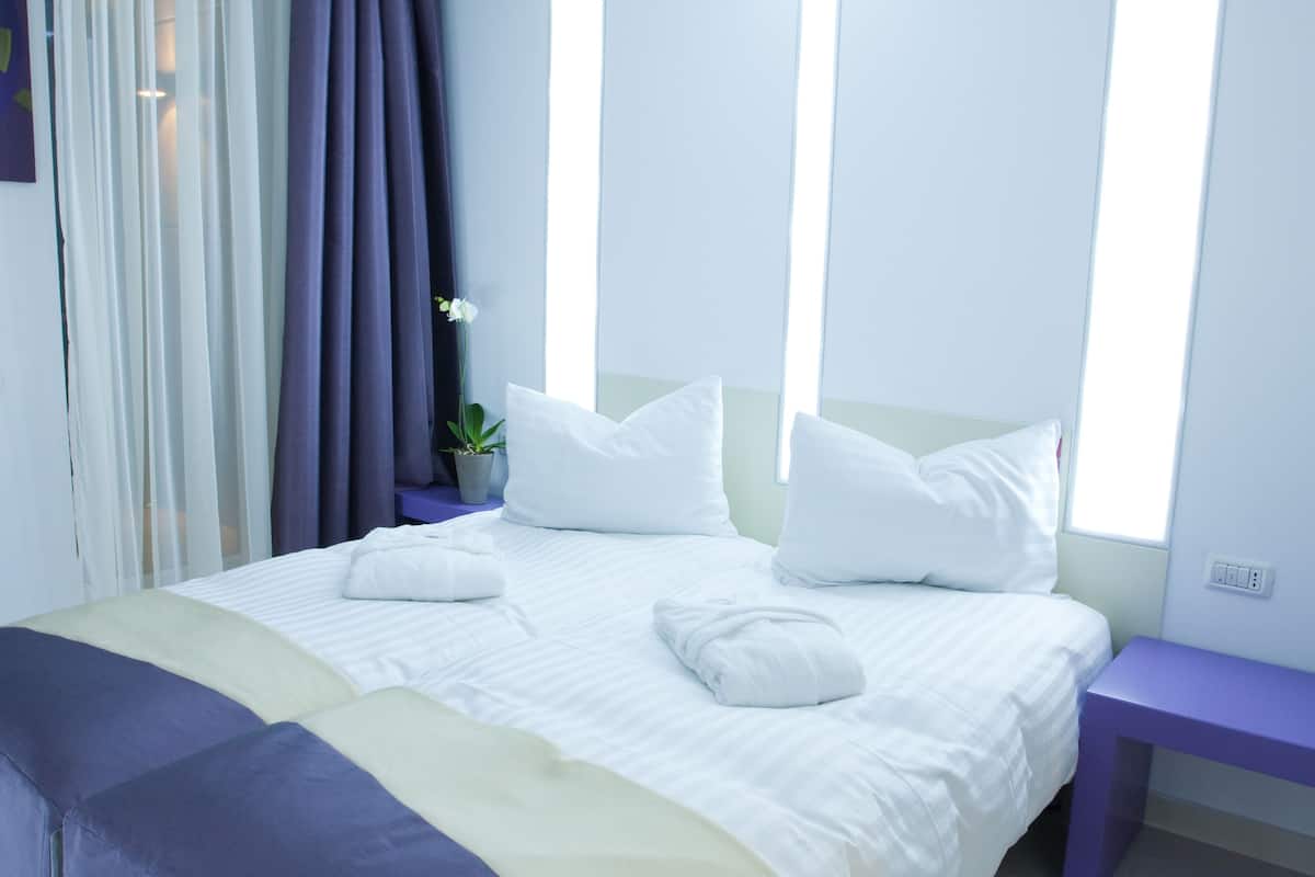 deluxe room | hypo-allergenic bedding, memory-foam beds, in-room safe, desk