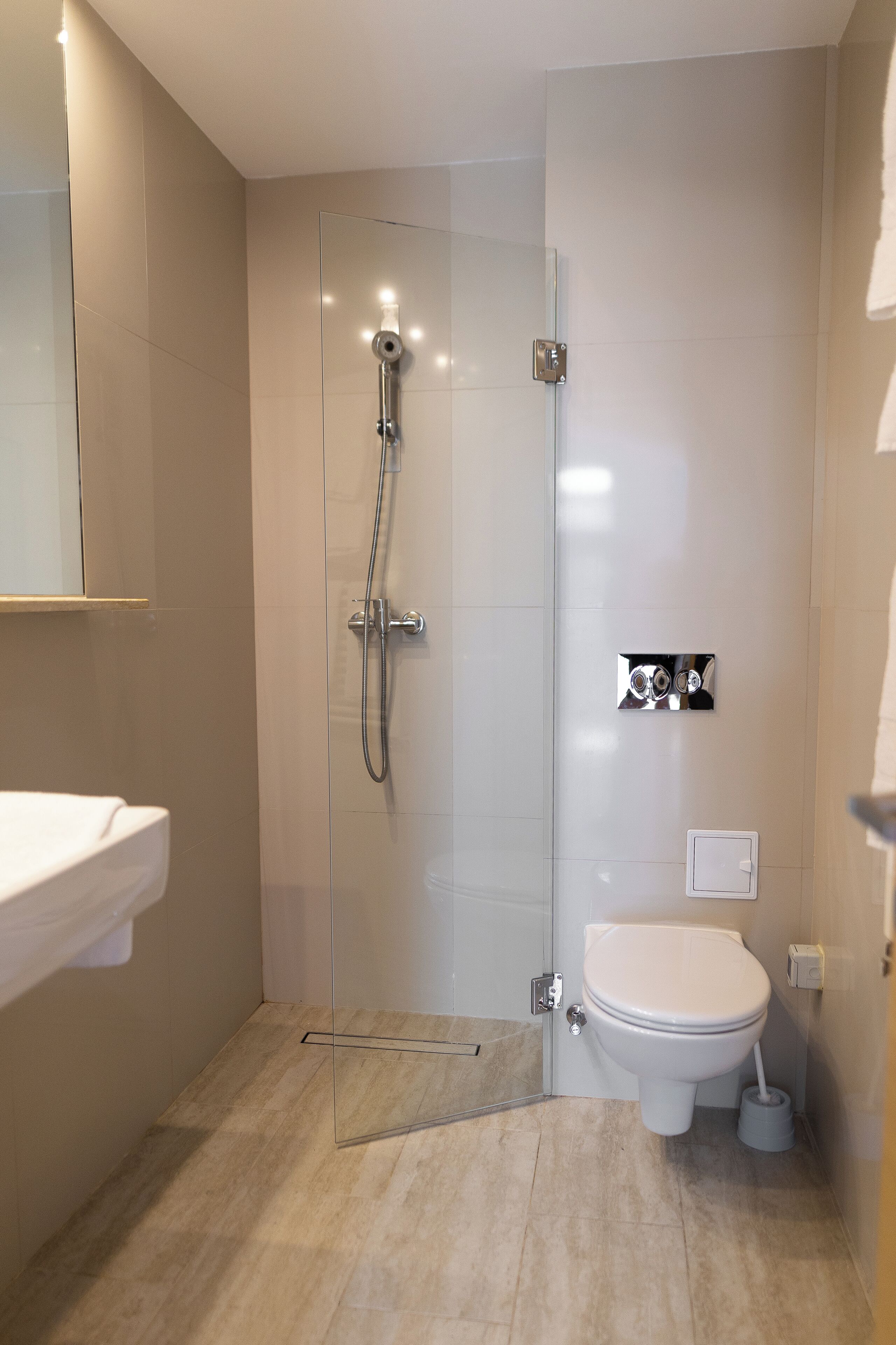 Ein modernes Badezimmer mit Duschkabine, Toilette und Waschbecken.