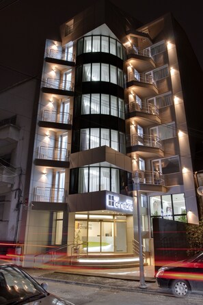 Overnatningsstedets facade – aften/nat