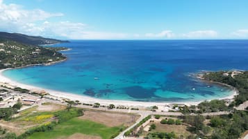 Nær stranden og hvit sand
