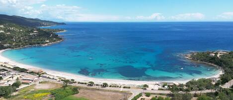 ビーチの近く、白砂