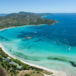 Playa en los alrededores y playa de arena blanca