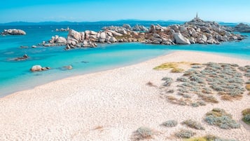 Nära stranden och vit sandstrand