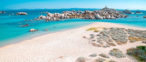 Pantai di sekitar dan pasir putih