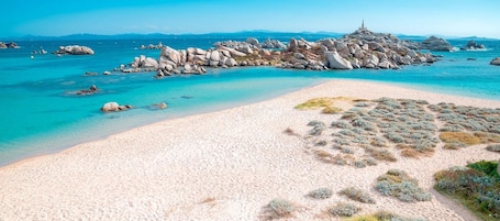Una spiaggia nelle vicinanze, sabbia bianca. Les Pavillons du Golfe